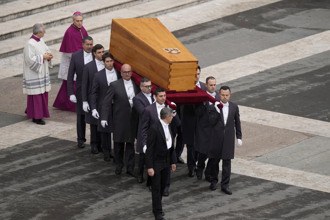 Le cercueil du pape Benoît XVI arrive sur la place Saint-Pierre. [Keystone - AP Photo/Ben Curtis]