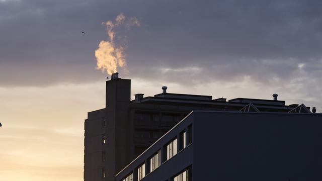 De la fumée au-dessus d'un bâtiment à Zurich. [Keystone - Gaetan Bally]