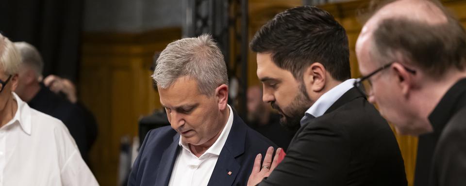 Marco Chiesa (Président de l'UDC) et Cédric Wermuth (coprésident du PS) pendant la réunion des chefs de partis après les résultats des élections fédérales. [Keystone - Anthony Anex]