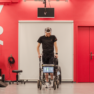 Une équipe du CHUV et de l'EPFL refait marcher un paraplégique par la "pensée". [CHUV/EPFL - Jimmy Ravier]