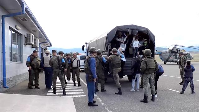Des civils descendent d'un camion lors d'une évacuation effectuée par des soldats de maintien de la paix russes suite au lancement d'une opération militaire des forces azerbaïdjanaises au Haut Karabakh. [reuters - Ministère russe de la Défense]