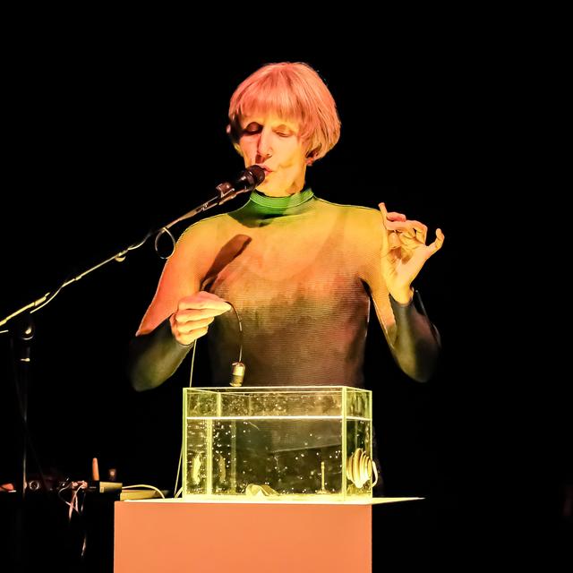 Ute Wassermann, chanteuse, compositrice et artiste sonore allemande. [www.utewassermann.com - ©Cristina Marx / Photomusix]