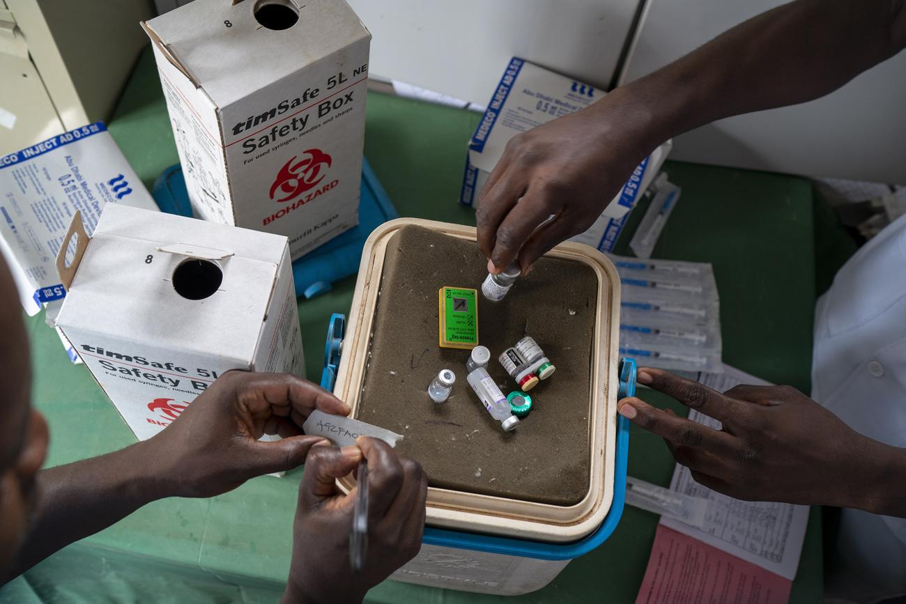 Des soignants préparent la vaccination des enfants du village kényan Migowi, le 10 décembre 2019. Le Kenya, avec le Malawi et le Ghana, ont accueilli les tests du premier vaccin contre la malaria. [Keystone - AP Photo/Jerome Delay]