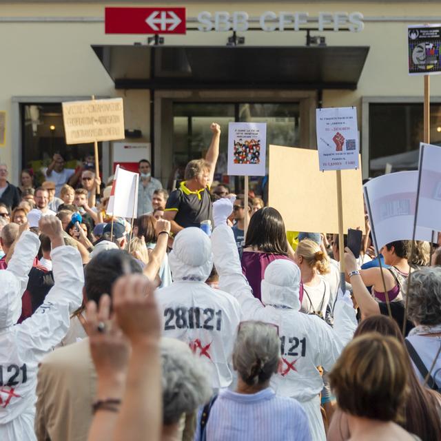 Désoeuvrés après la fin du Covid, les mouvements anti-mesures tentent de survivre dans les urnes. [Keytone - Georgios Kefalas]