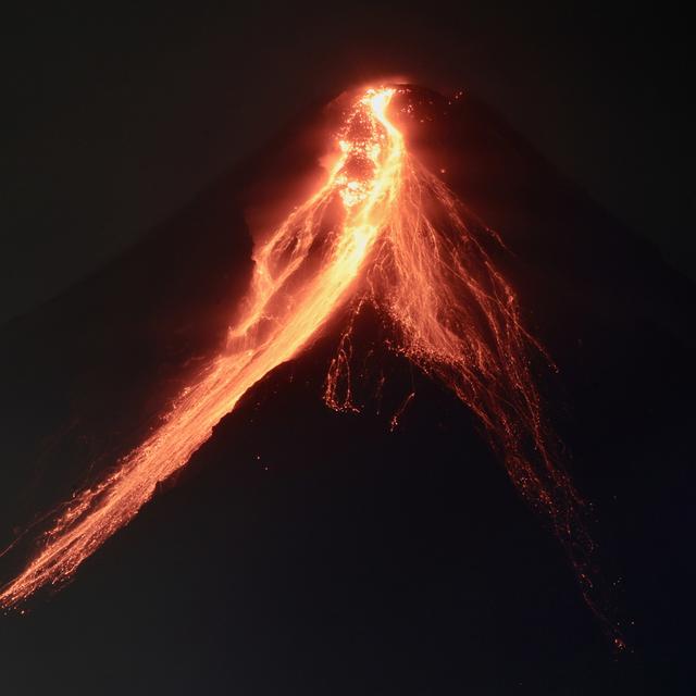 Le volcan Mayon, un des plus instables des Philippines, a craché des cendres et des gaz toxiques. [Keystone - Francis R. Malasig]