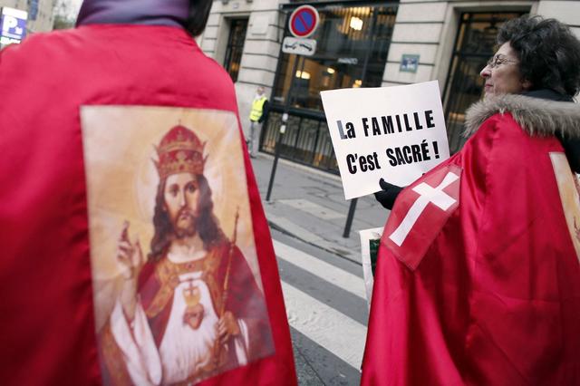 Des personnes participent à une manifestation de Civitas à Paris en 2012. [AFP - Kenzo Tribouillard]