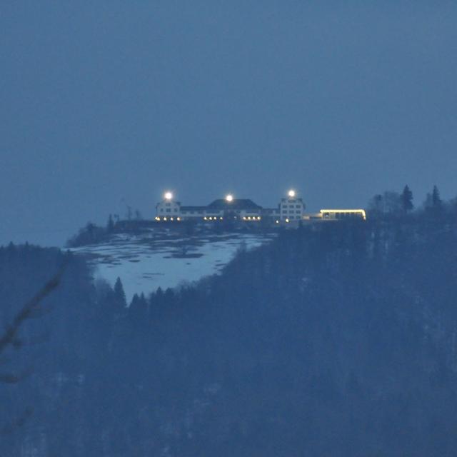 Les mythiques trois projecteurs de l'hôtel Weissenstein à Soleure vont s'éteindre chaque nuit pour ne pas déranger la faune. [SRF - SRF/Bruno von Däniken]