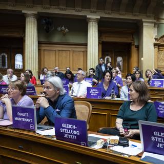 Les élues et élus du Parti socialiste se sont habillés en violet à l'occasion de la Grève féministe. [Keystone - Peter Klaunzer]