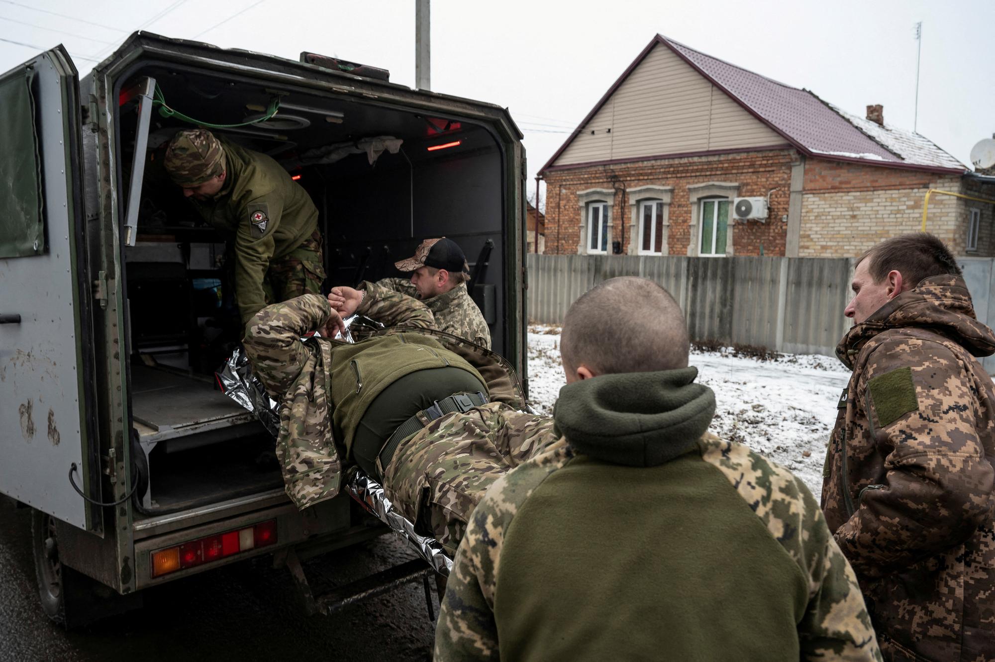 Des soldats ukrainiens évacuent un blessé près de la ligne de front dans la région de Donetsk. [Reuters - Viacheslav Ratynskyi]