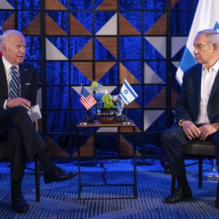 Le président Joe Biden rencontre le Premier Ministre israélien à Tel Aviv. [AP Photo/Keystone - Evan Vucci]