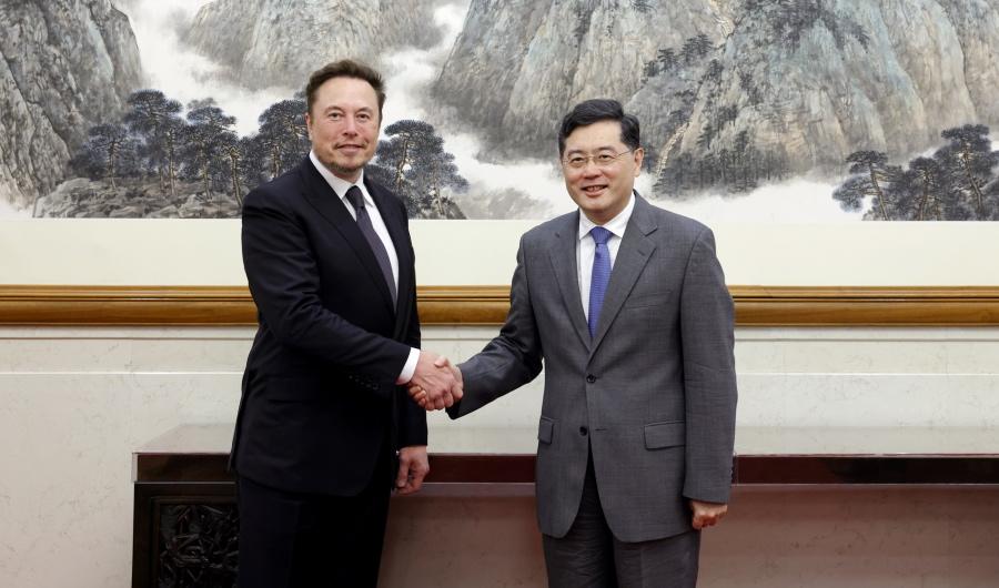 Fin mai, Elon Musk s'est rendu en Chine, où il a notamment rencontré le ministre des Affaires étrangères Qin Gang. [Keystone - CHINA'S FOREIGN MINISTRY HANDOUT]