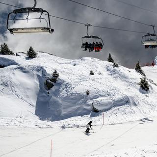 Des skieurs profitent des installations sur le domaine skiable de Crans-Montana. [Keystone - Jean-Christophe Bott]