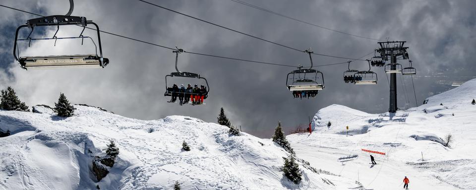 Des skieurs profitent des installations sur le domaine skiable de Crans-Montana. [Keystone - Jean-Christophe Bott]