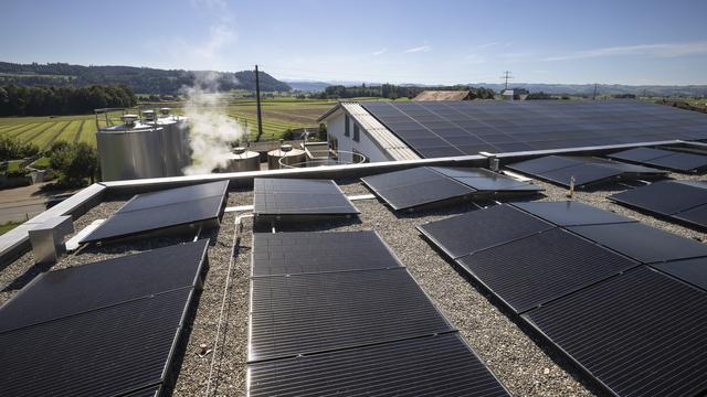 Michael Buholzer [Keystone - Une installation photovoltaïque sur le toit d'une fromagerie dans le canton de Lucerne.]