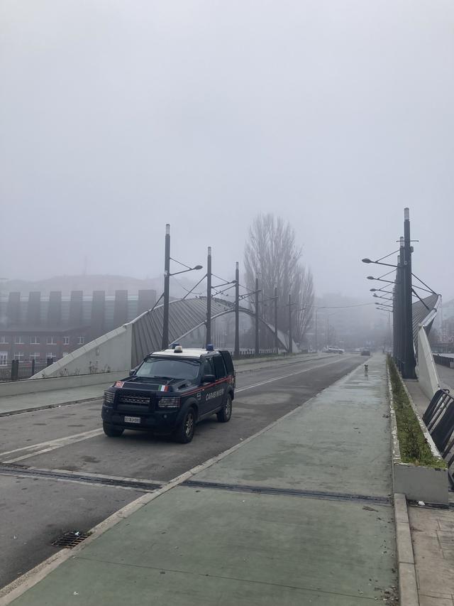 Des policiers italiens sur le pont ouest de Mitrovica sur la rivière Ibar, qui relie le nord et le sud de la ville. [RTS - Stephen Mossaz]