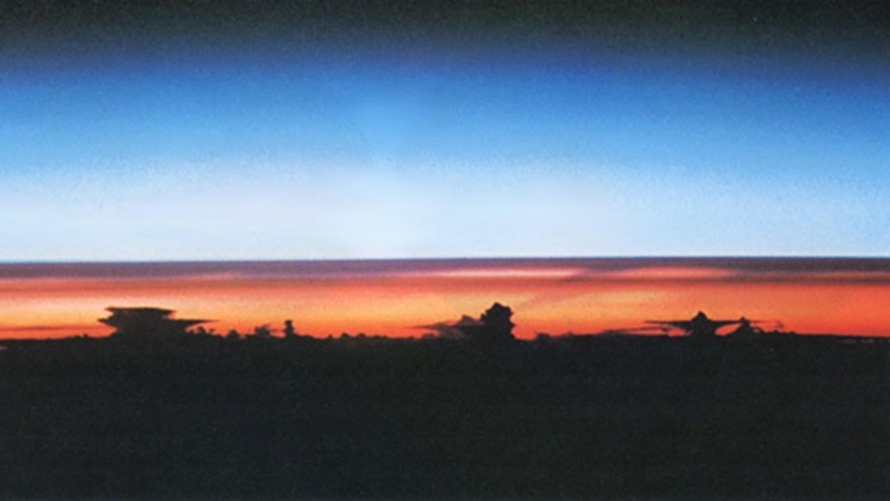 Photographie prise de la navette spatiale (mission STS 43) au-dessus de l'Amérique du Sud le 8 août 1991 et montrant la double couche du nuage d'aérosols (en gris foncé au-dessus des nuages). [NASA/Wikipedia]