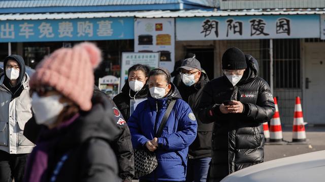 Des proches de personnes décédées du Covid attendent devant un crématorium bondé à Pékin, 4 janvier 2022. [EPA/Keystone - Wu Hao]