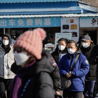 Des proches de personnes décédées du Covid attendent devant un crématorium bondé à Pékin, 4 janvier 2022. [EPA/Keystone - Wu Hao]
