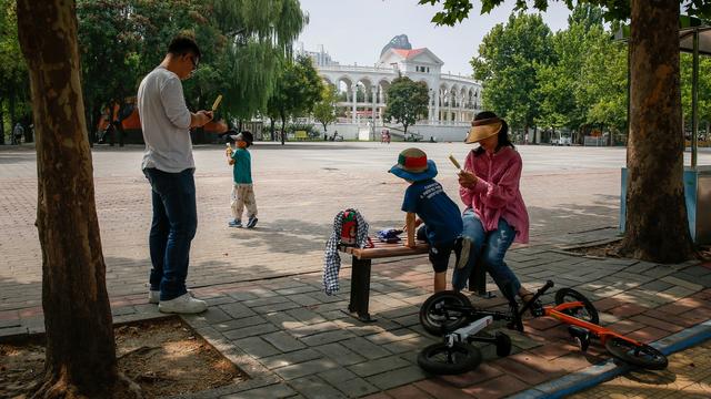 Une famille dans un parc à Pékin, en Chine, le 17 août 2022 [Mark R. Cristino / EPA]