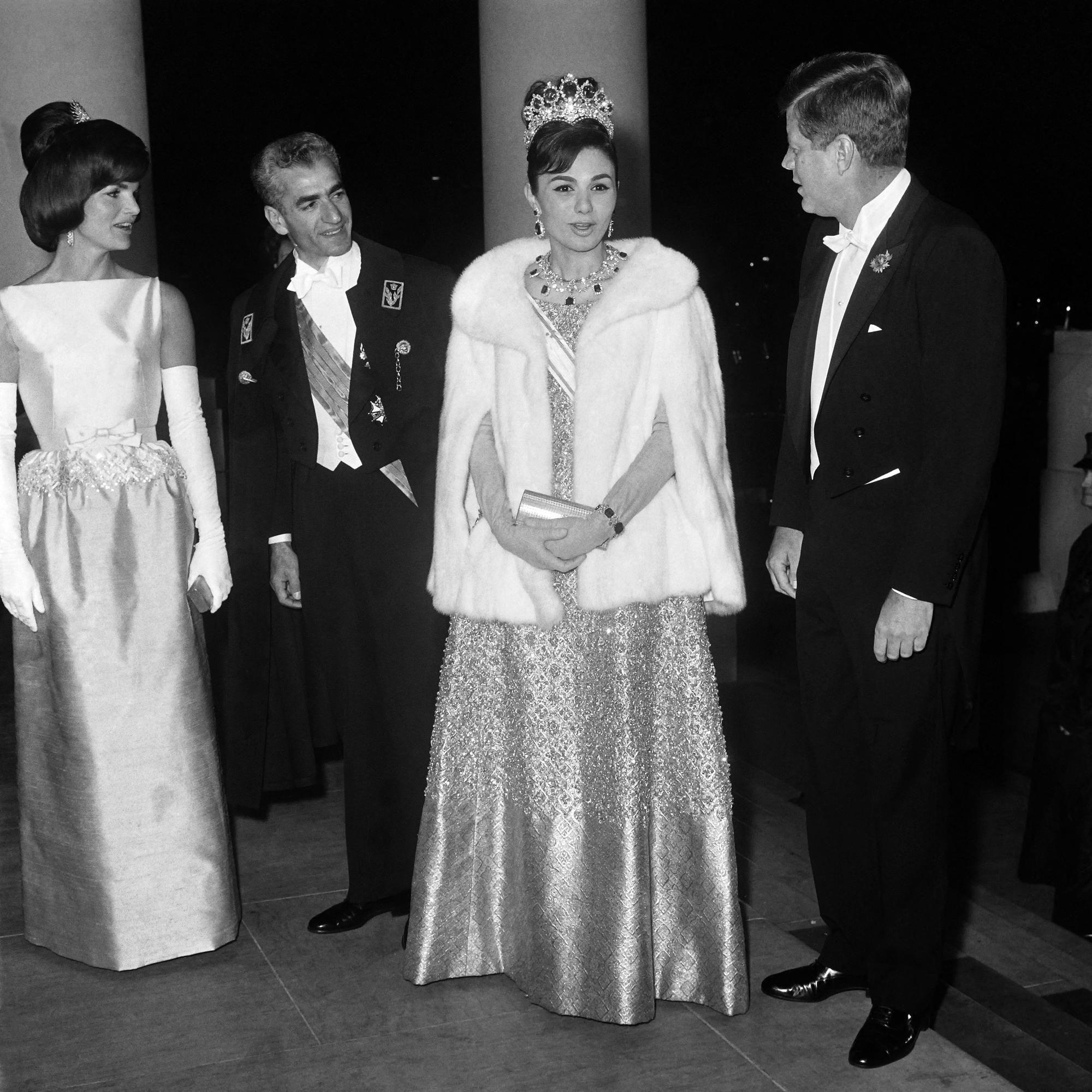 Le Shah d'Iran en compagnie de la Première dame américaine Jacqueline Kennedy, de son épouse Farah Diba, reine d'Iran, et du président américain John F.Kennedy, à Washington, le 13 avril 1962. [afp]