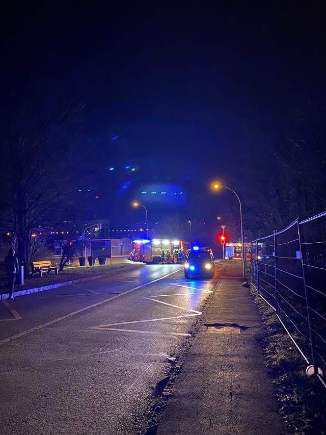 Des morceaux de tôle ont été arrachés par le vent sur un bâtiment à Genève, se retrouvant sur la route. [RTS - Jérémy Toma]