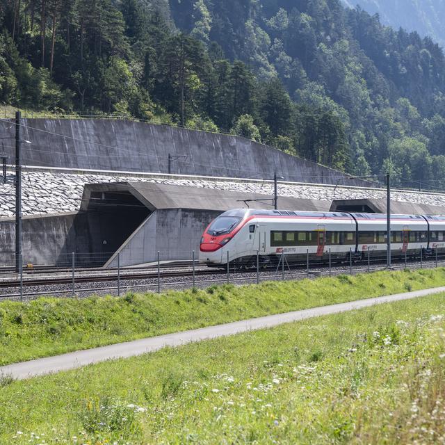 Un train de voyageurs passe à côté de la galerie Est du tunnel de base du Saint-Gothard en direction du Nord, après l'interruption, le mercredi 23 août 2023 à Erstfeld. [Keystone - Urs Flueeler]