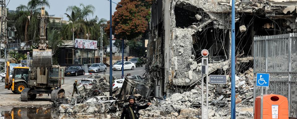 Un membre de la sécurité israélienne passe devant un poste de police suite à une infiltration massive d'hommes armés du Hamas depuis la bande de Gaza, à Sderot. [reuters - Ronen Zvulun]