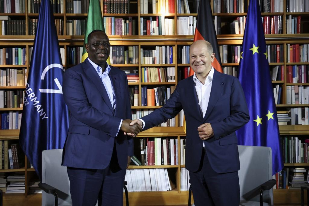 Poignée de mains entre le président sénégalais Macky Sall et le chancelier allemand Olaf Scholz lors d'une réunion bilatérale en marge du sommet du G7, le 27 juin 2022. [AFP - Lukas Barth]