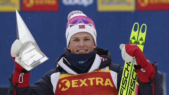 Avec un 3e titre dans le Tour de Ski, Johannes Hösflot Klaebo se rapproche du record de Dario Cologna (4). [Keystone - Alessandro Trovati]