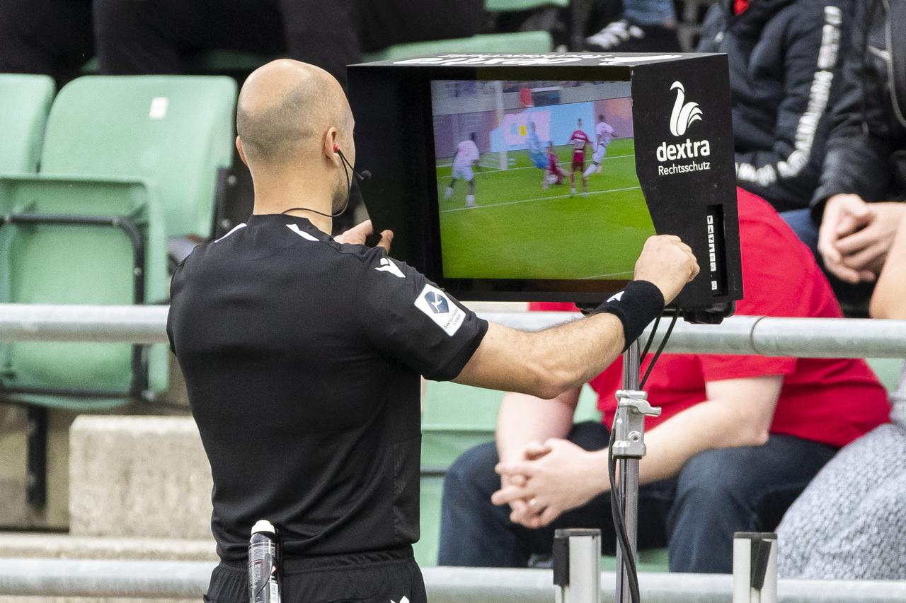 Après avoir donné dans un premier temps penalty pour Sion, Monsieur Cibelli est revenu sur sa décision suite à l'intervention de la VAR. [Pascal Muller/freshfocus - Pascal Muller]