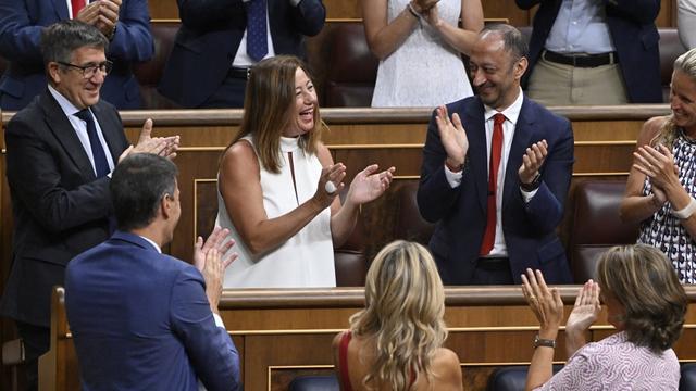 La socialiste Francina Armengol (en blanc) a été élue présidente de la chambre basse du Parlement espagnol. [AFP - Javier Soriano]