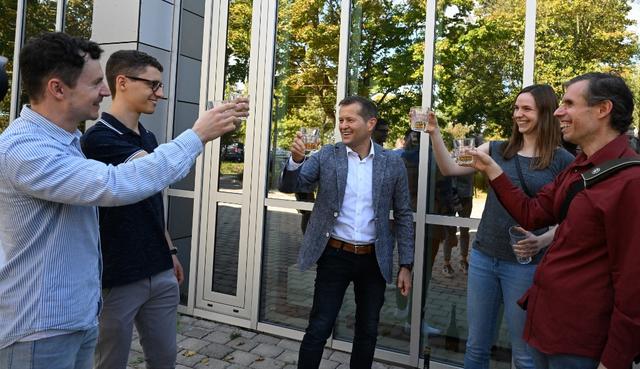 Le physicien Ferenc Krausz célèbre l'annonce de son Prix Nobel avec ses doctorants à l'Institut Max Planck de Garching, le 3 octobre 2023. [AFP - Christof Stach]