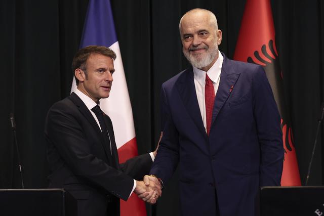 Le président français Emmanuel Macron avec le Premier ministre albanais Edi Rama à Tirana le 17 octobre 2023. [Keystone/AP - Franc Zhurda]