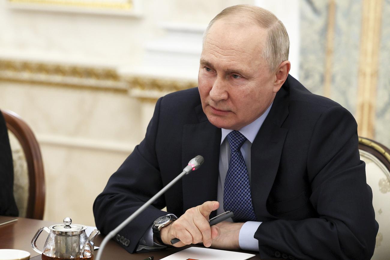 Vladimir Poutine admet un manque de munitions de haute précision et de drones. [Kremlin Pool Photo via AP - Gavriil Grigorov]