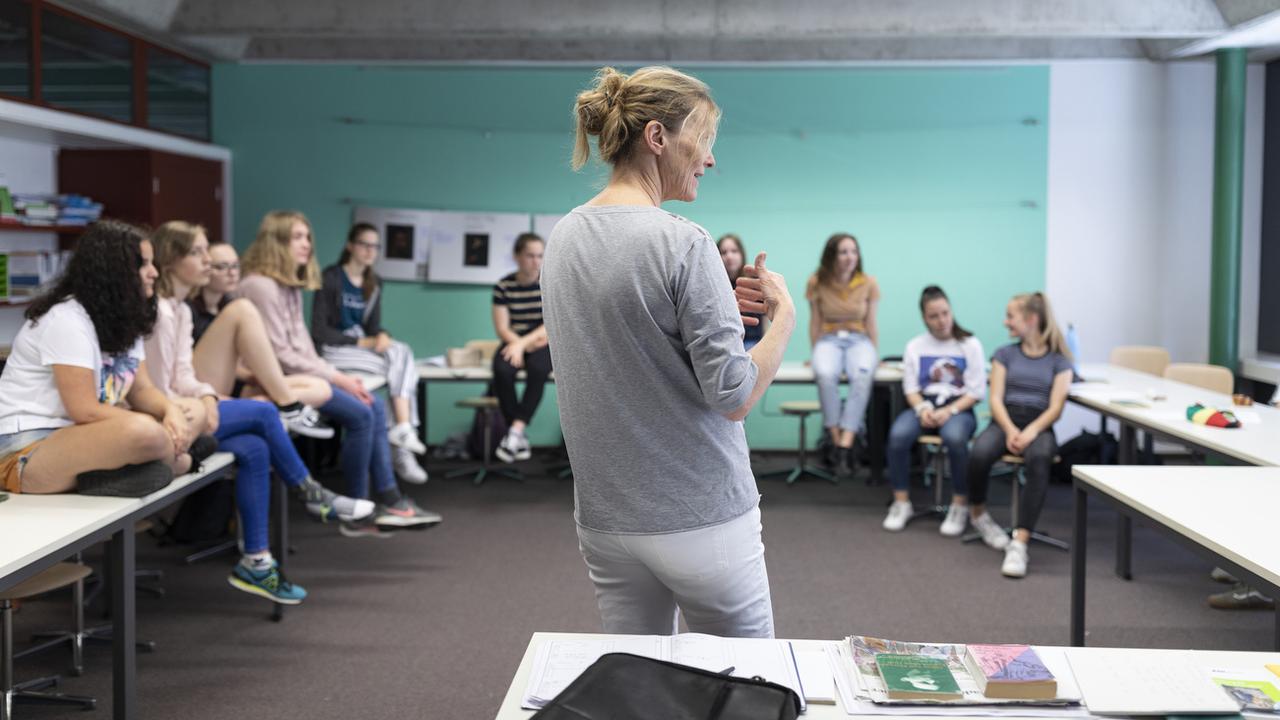 Une enseignante avec ses élèves dans une classe à Glarus (image d'illustration). [Keystone - Gaetan Bally]