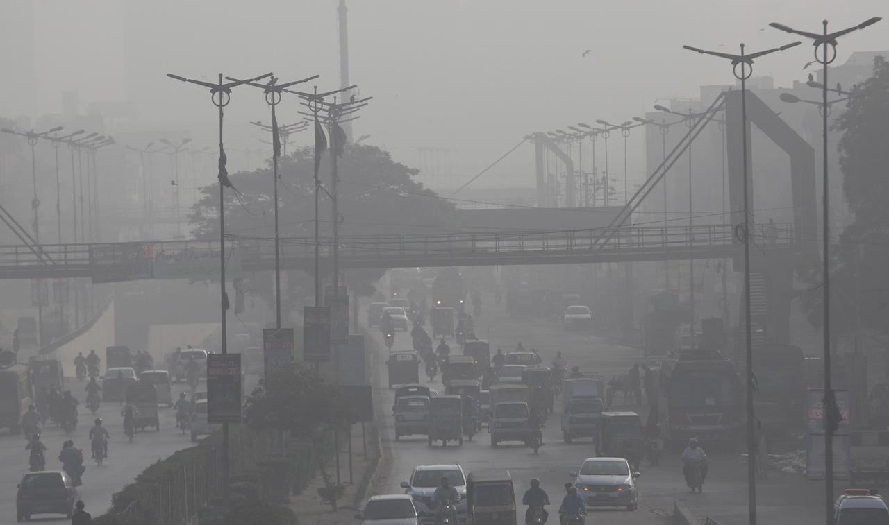 L'atmosphère de la première ville du Pakistan, Karachi (près de 15 millions d'habitants), est également saturée par la pollution. [Keystone - Rehan Khan/EPA]