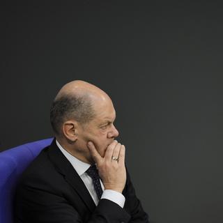 Le chancelier allemand Olaf Scholz pendant un débat sur la crise budgétaire du gouvernement tenu au Parlement. [Keystone/AP Photo - Markus Schreiber]
