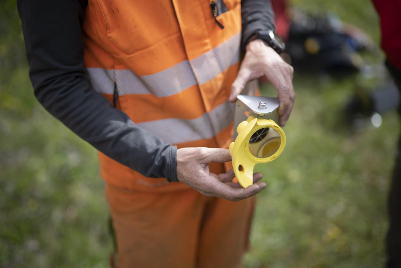 L'un des réflecteurs installés sur la pente rocheuse de Brienz (GR). [KEYSTONE - GIAN EHRENZELLER]