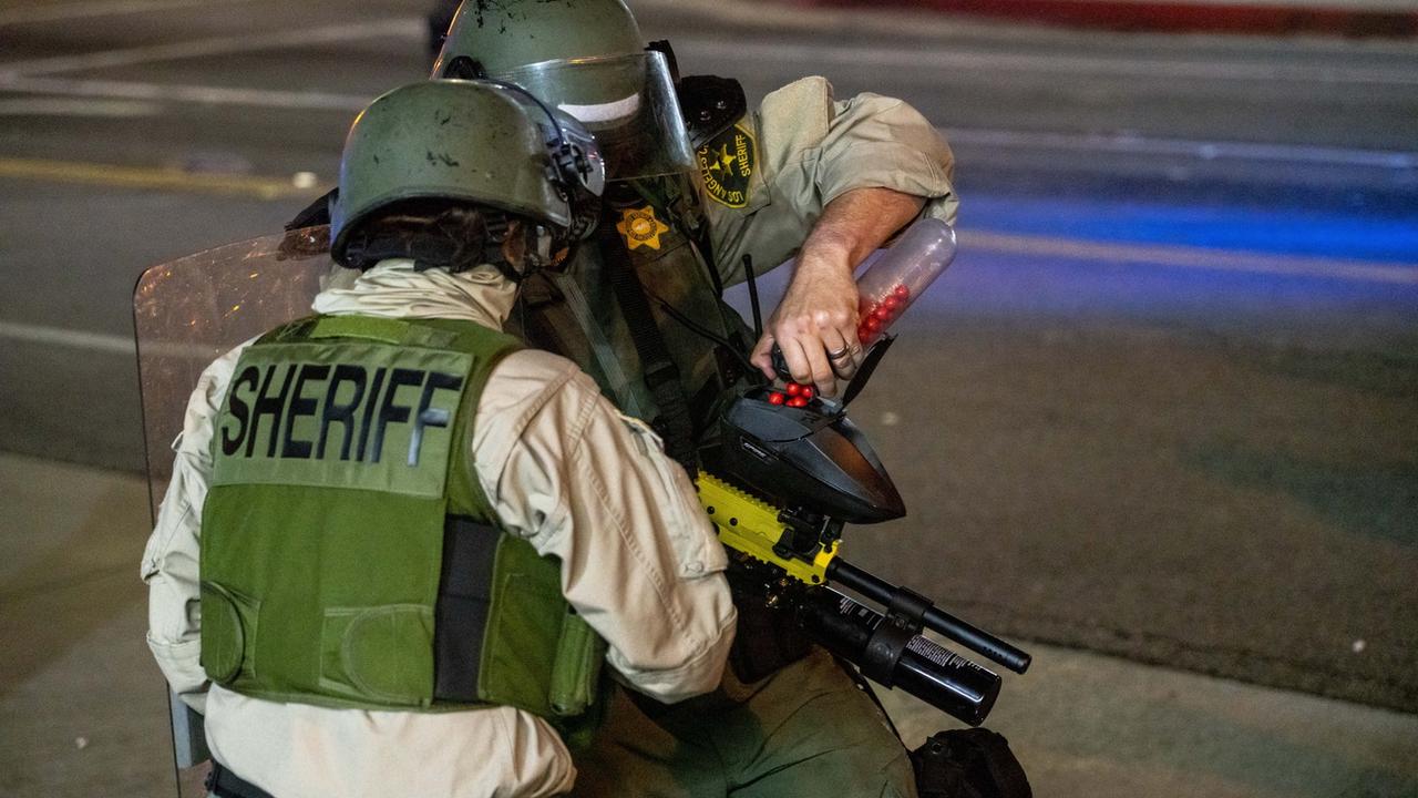 Les adjoints du shérif du comté de Los Angeles chargent des munitions non létales alors que les manifestants manifestent après la mort de Dijon Kizzee à Westmont. [Kyle Grillot]