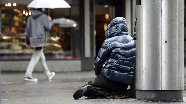 Une personne mendiante dans une rue de Lausanne. [Keystone - Laurent Gillieron]