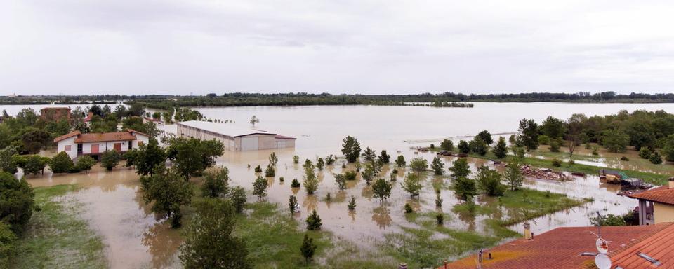 Vue d'une zone inondée par le débordement du torrent Idice à Budrio, près de Bologne, en Italie, le 17 mai 2023. [Keystone - EPA/MAX CAVALLARI]