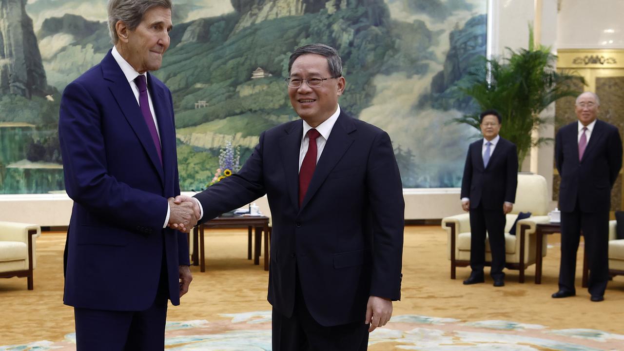John Kerry a également rencontré le Premier ministre chinois Li Qiang. [Keystone - Florence Lo]