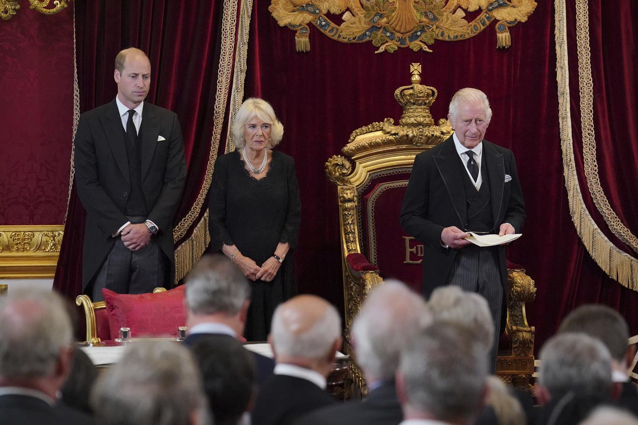 Charles, le prince William et la reine consort Camilla lors de la proclamation publique du roi Charles III, le 10 septembre 2022. [KEYSTONE - JONATHAN BRADY]