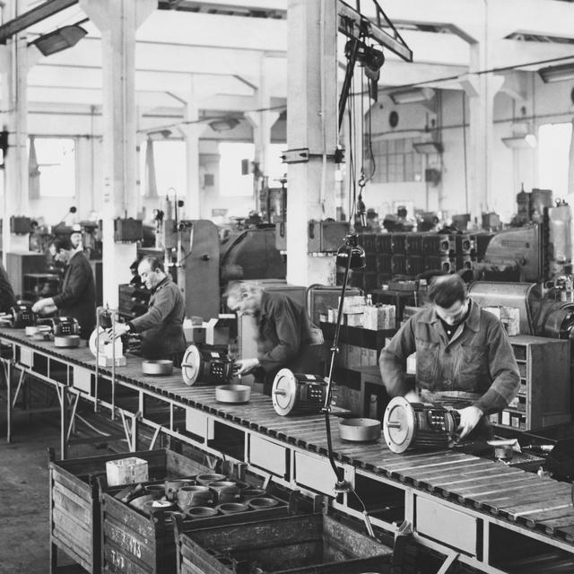 Travailleurs à la chaîne de montage dans l'usine. [Depositphotos - ©Oigro]