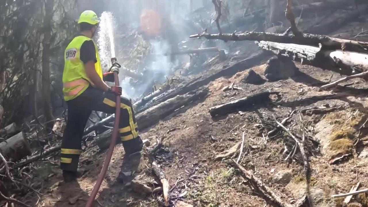 Incendie de Bitsch en Haut-Valais: immersion avec les pompiers sur le terrain [RTS]
