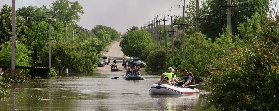 Les images des évacuations à Kherson. [Keystone - EPA/Mykola Tymchenko]