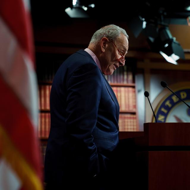 Le leader de la majorité au Sénat Chuck Schumer à l'annonce de la décision de rallonge budgétaire. [Keystone/EPA - Will Oliver]