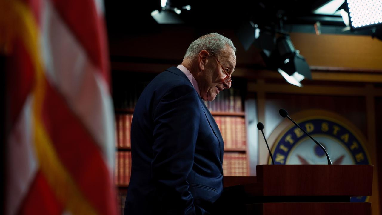 Le leader de la majorité au Sénat Chuck Schumer à l'annonce de la décision de rallonge budgétaire. [Keystone/EPA - Will Oliver]