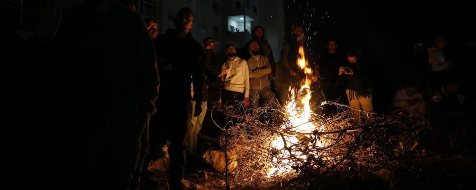 Des familles palestiniennes attendent la libération de leurs membres détenus dans une prison israélienne vers Ramallah. [Keystone/EPA - Alaa Badarneh]