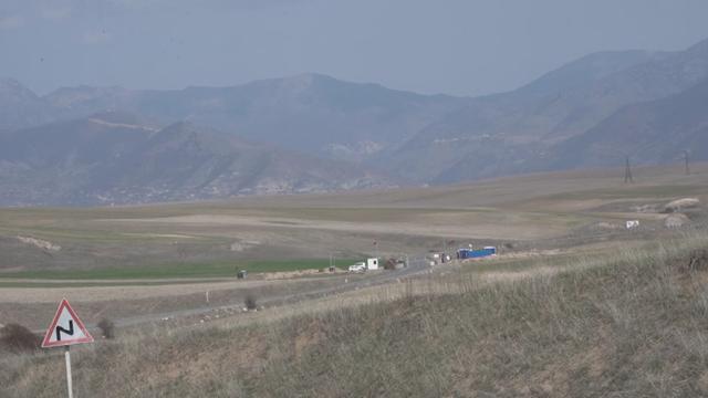 La seule route reliant le Haut-Karabakh au reste du monde, par le corridor de Latchine, est fermée depuis le 12 décembre. [RTS - DR]